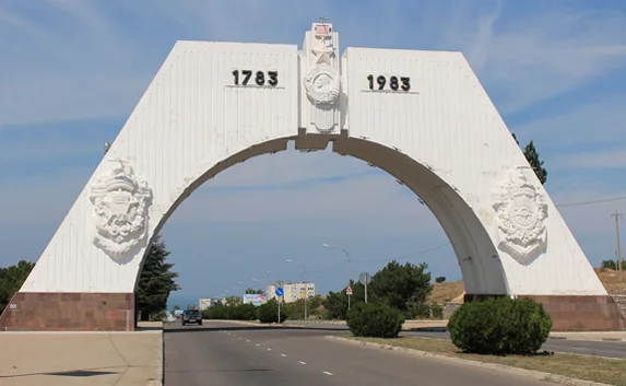 Хищение медного кабеля с арки 200-летия Севастополя обойдётся городу в 11 360 гривен 