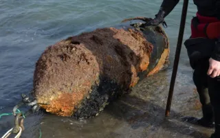 Севастопольские водолазы-сапёры извлекли 800-килограммовую веху, наводившую страх на дайверов Ялты