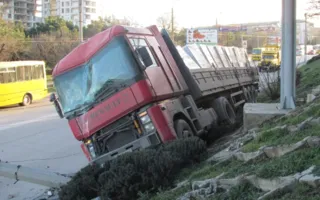 Гружёная фура едва не снесла остановку «Улица Дмитрия Ульянова»