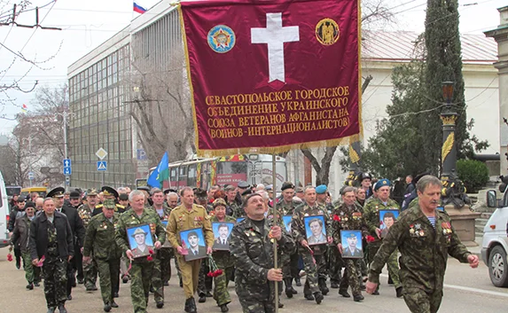 25-ю годовщину вывода Советских войск из Афганистана в Севастополе отметили шествием
