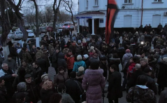 Около двухсот севастопольцев вышли противостоять «евромайдановцам», а они... не пришли