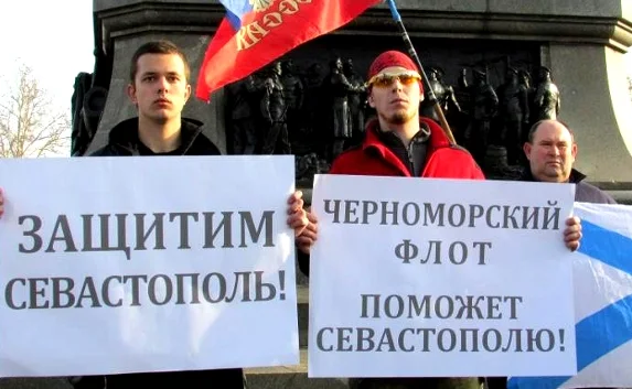 Севастопольцы после митинга пошли просить помощи у Черноморского флота