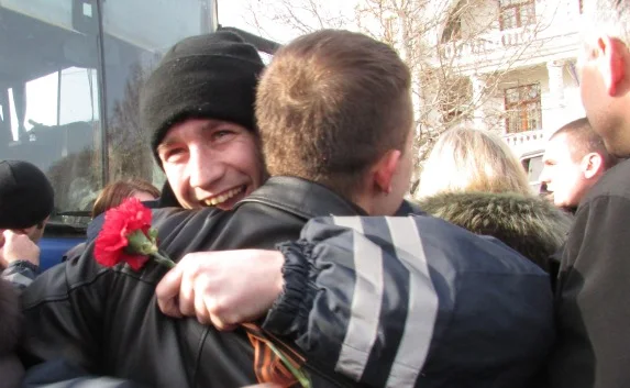 Сотни севастопольцев со слезами на глазах встречали вернувшихся из Киева сотрудников ППС