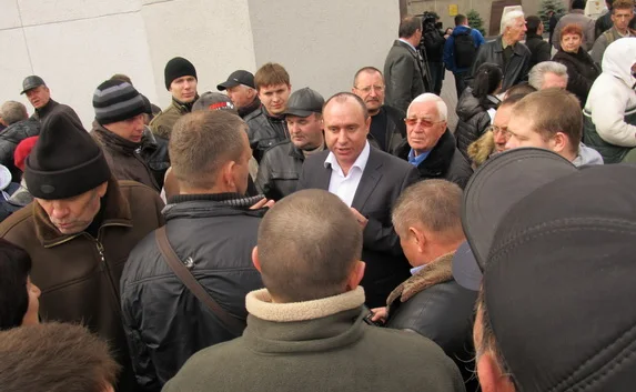 Собравшиеся под СГГА севастопольцы стали требовать выхода Чалого