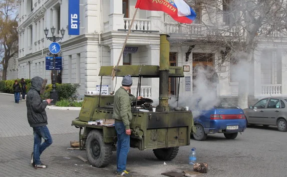 У Дома Москвы появилась круглосуточная полевая кухня для борцов за Севастополь