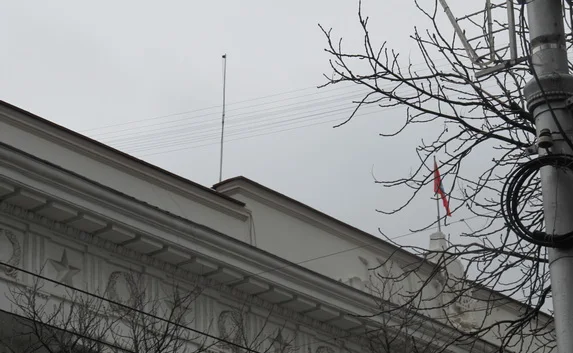 С горсовета сорван флаг Украины вместе с флагштоком