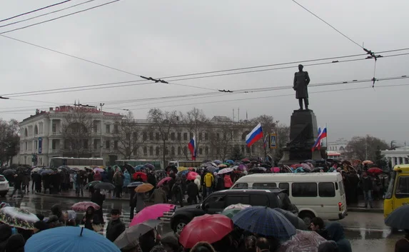 Тысячи севастопольцев на площади Нахимова ждут прибытия Жириновского 