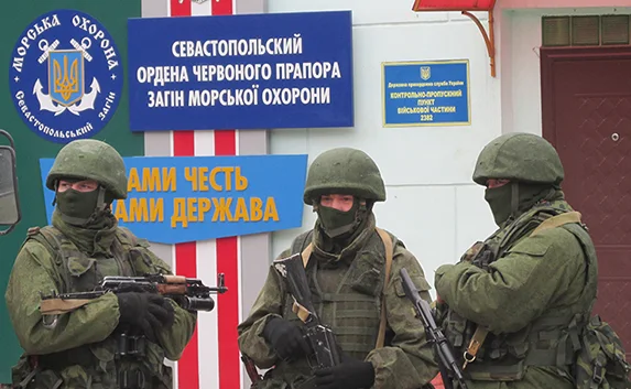 Российские военнослужащие пытались силой проникнуть на территорию Севастопольского морского погранотряда