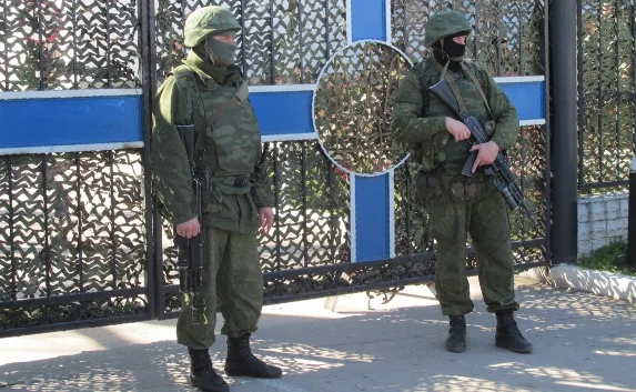 Штаб ВМСУ блокируют севастопольцы и неизвестные военные 