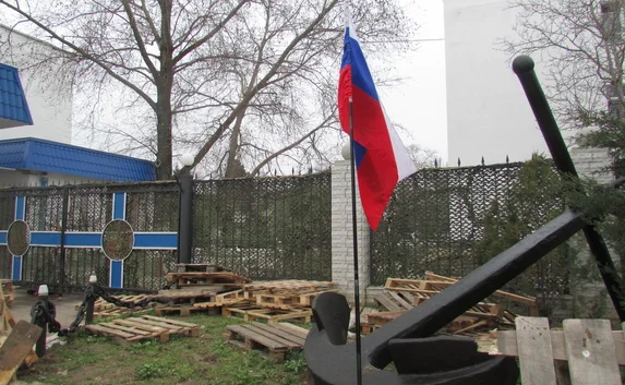Возле штаба ВМСУ водрузили флаг России
