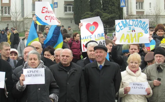Крымские татары Байдарской долины митинговали за мир в составе Украины
