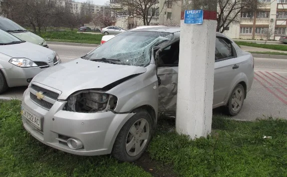 На проспекте Гагарина «Шевроле» врезался в столб