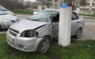 На проспекте Гагарина «Шевроле» врезался в столб