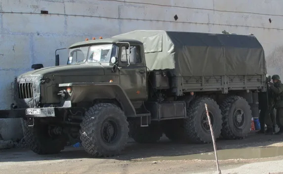 Российские военные грузят технику для отправки из Севастополя в Украину