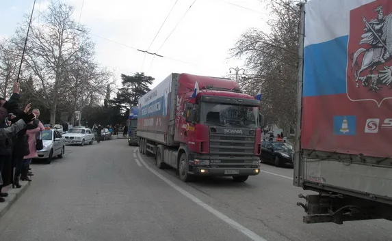 В Севастополе распределяли микроавтобусы, шлемы, шины и подгузники