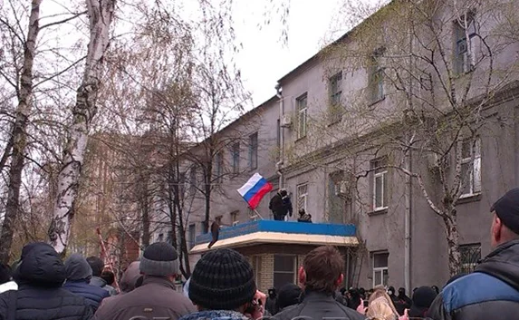 В Славянске здания МВД и СБУ захватили представители Донецкой Республики