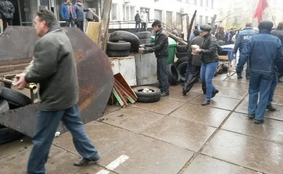 Митингующие захватили админздания на родине Януковича