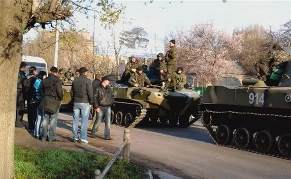 В Краматорске местные жители остановили колонну военной техники