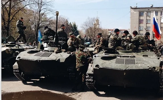 В Краматорске украинские танки оказываются под российскими флагами