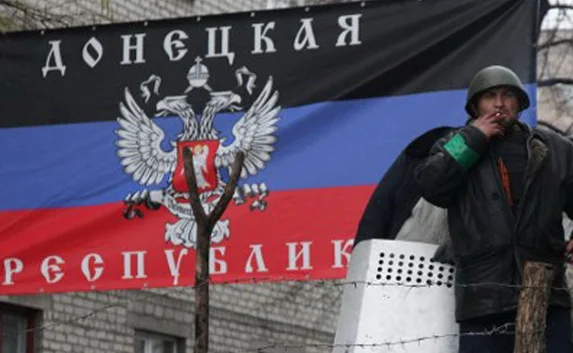 На родине Януковича горсовет обложили шинами