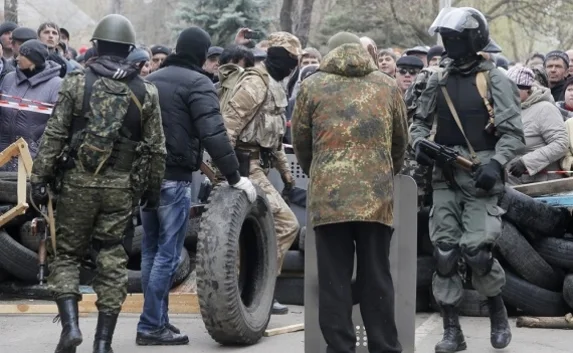 В Славянске силовиками уже убито пять «федералистов». Подходят украинские БТРы