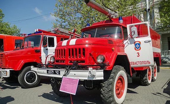 На площади Нахимова продемонстрировали пожарную технику 