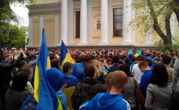 Массовая драка началась в Одессе на митинге за единую Украину