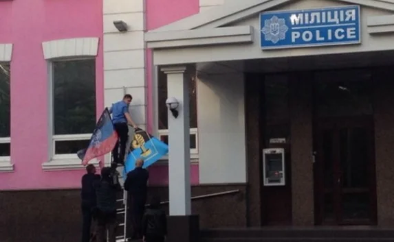 В Донецке захвачена военная прокуратура, милиция вывесила флаг федералистов