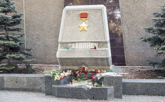 На аллее городов-героев в Севастополе Киев заклеили Славянском