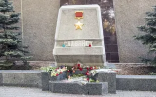 На аллее городов-героев в Севастополе Киев заклеили Славянском