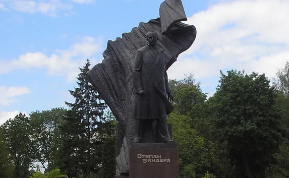 В Тернополе облили зелёнкой памятник Бандере