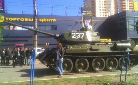 В Луганске к зданию СБУ федералисты подогнали танк