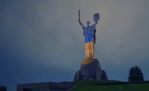 Родину-мать в Киеве «окрасили» в цвета флага Украины