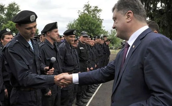 Порошенко пообещал добровольцам тысячу гривен в день