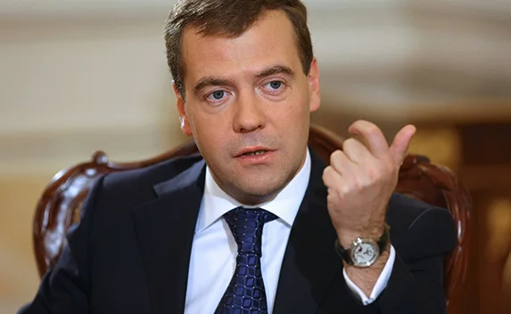 Медведев поднял вопрос помощи регионам, куда прибыли беженцы с Донбасса