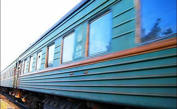 Поезда на Донбассе пустили в обход после подрыва путей