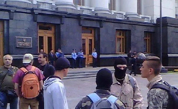 В Киеве идёт митинг против перемирия с ополченцами