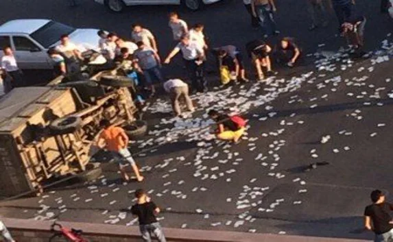 В Ташкенте люди собирали деньги прямо на улице