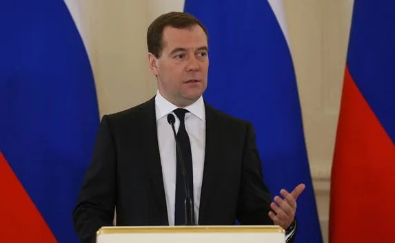 Медведев: За жертвы на востоке Украины отвечает Порошенко