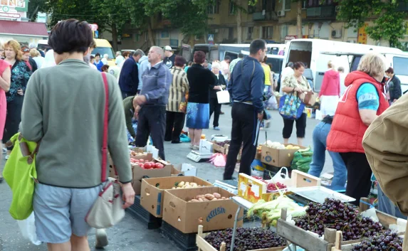Площадь Захарова освободили от торговцев «с земли»