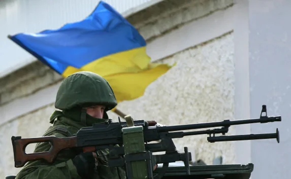Порошенко поднимает над Славянском украинский флаг