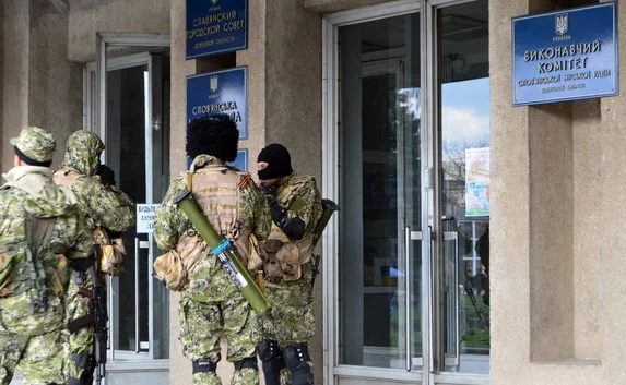 Журналистам показали оставленный ополченцами горсовет Славянска