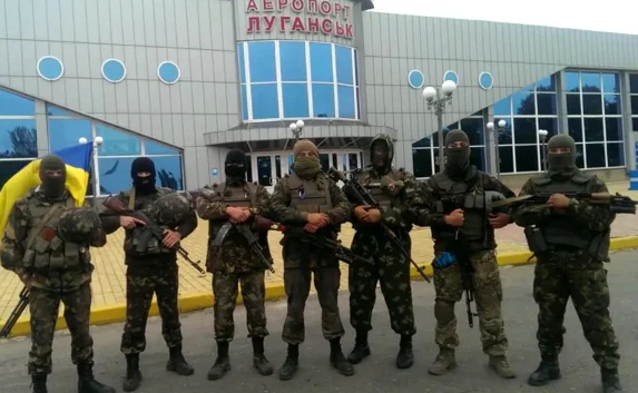 Возле аэропорта «Луганск» идёт бой