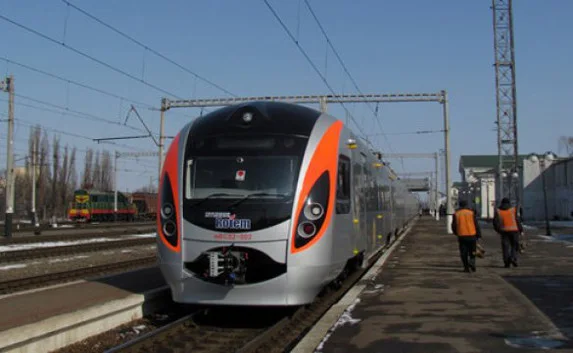 ​Поезд Hyundai сошёл с рельсов под Киевом