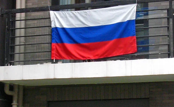 Николаевскую пенсионерку просят снять флаг России с балкона