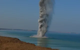 В море взорвали якорную мину времён войны