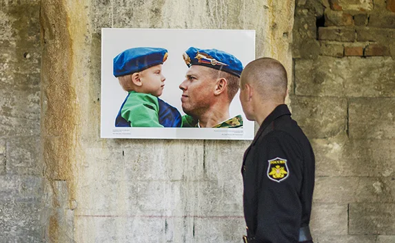 Журналист Дмитрий Киселёв привёз фотовыставку «Армия и флот России»