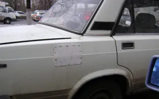 В Севастополе двое парней сливали бензин с машин