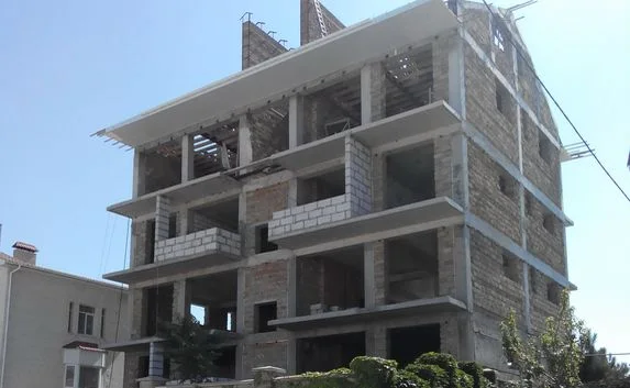 ​В Стрелецком проезде строят незаконную «пятиэтажку»
