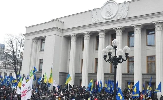Киев вновь митингует под зданием Верховной Рады